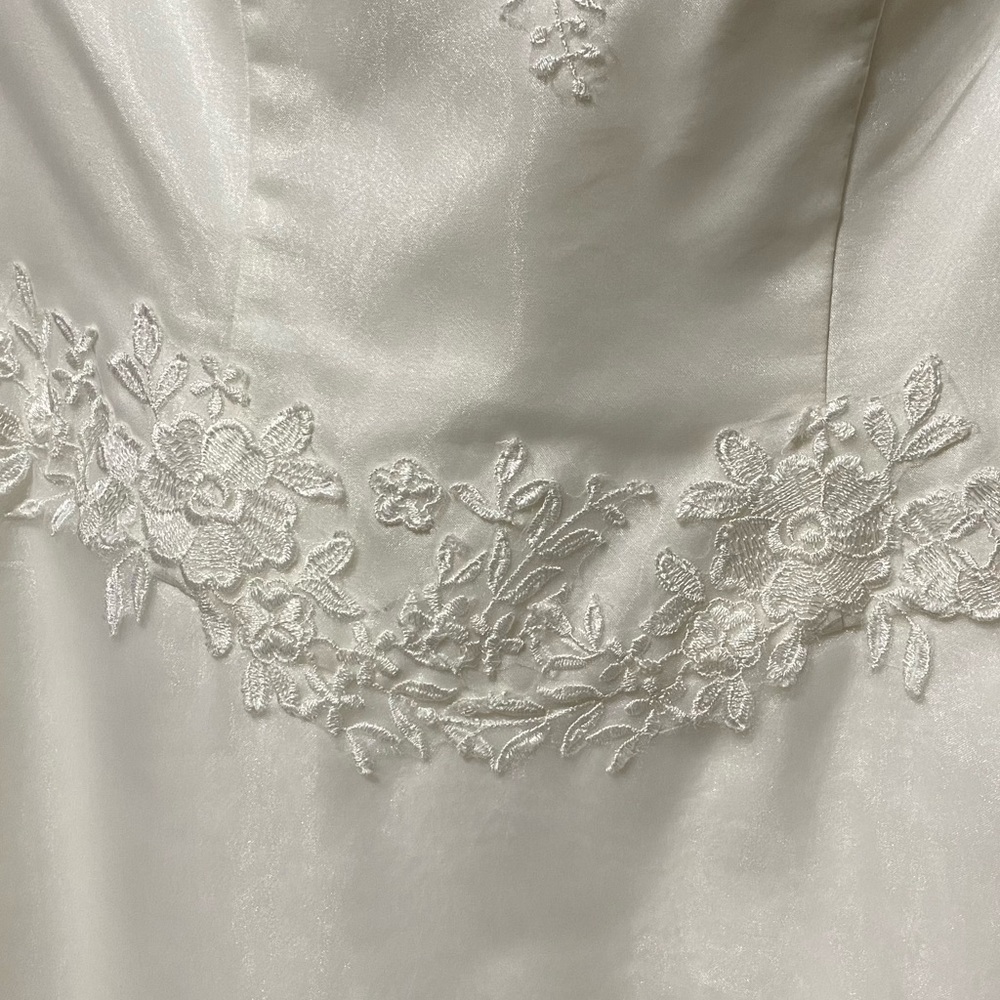 Wedding Dress - Picture 10 of 17